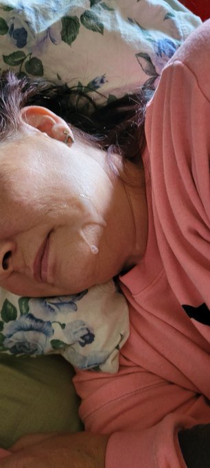 Does anyone else love hot cum on their face https://t.co/3Uc0fzxRBu