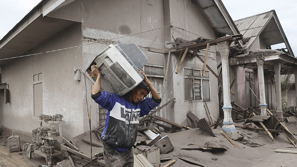 CGTNOfficial's tweet image. Emergency rescuers continue to search for survivors in villages buried by hot ashes. #Indonesia #MtSemeru #volcano #cgtnamerica