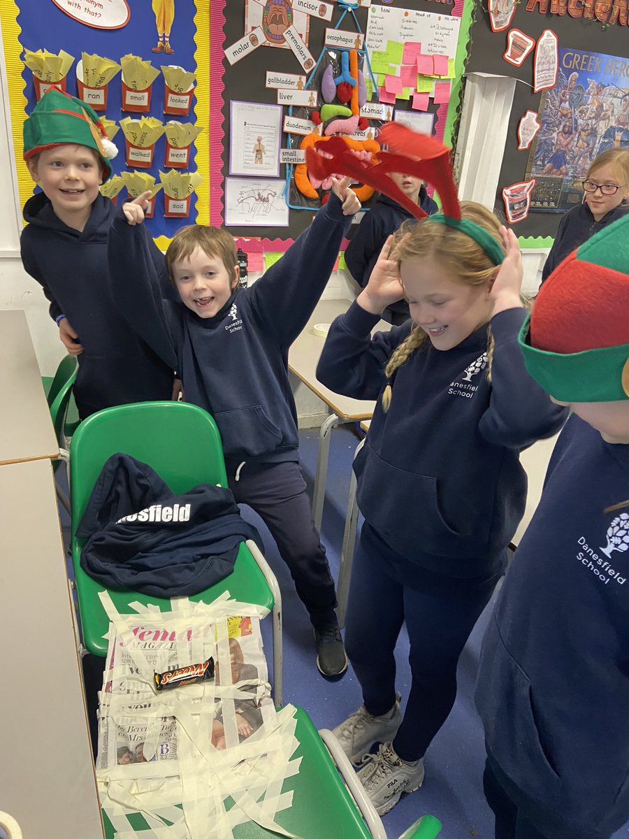 DanesfieldY4's tweet photo. ThE #DTStructures challenge! Can we make a skyscraper ๐ made from newspaper? ๐ What about a bridge that can support the weight of a mars bar? ๐ซ #teamworkpacks ๐ถ https://t.co/JrfpORhEXT