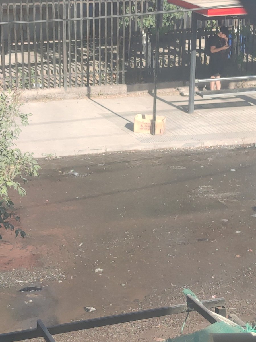tx_maestro's tweet photo. @aguas_andinas estimados,está bien difícil que se cuide el agua en estas situaciones. Empieza a hacer calor y abren los grifos para bañarse. 
Aparte del daño al no cuidar el agua está el deterioro de las calles . Esto es puente alto calle quitalmahue.@mpuentealto https://t.co/DDz85MPjUz
