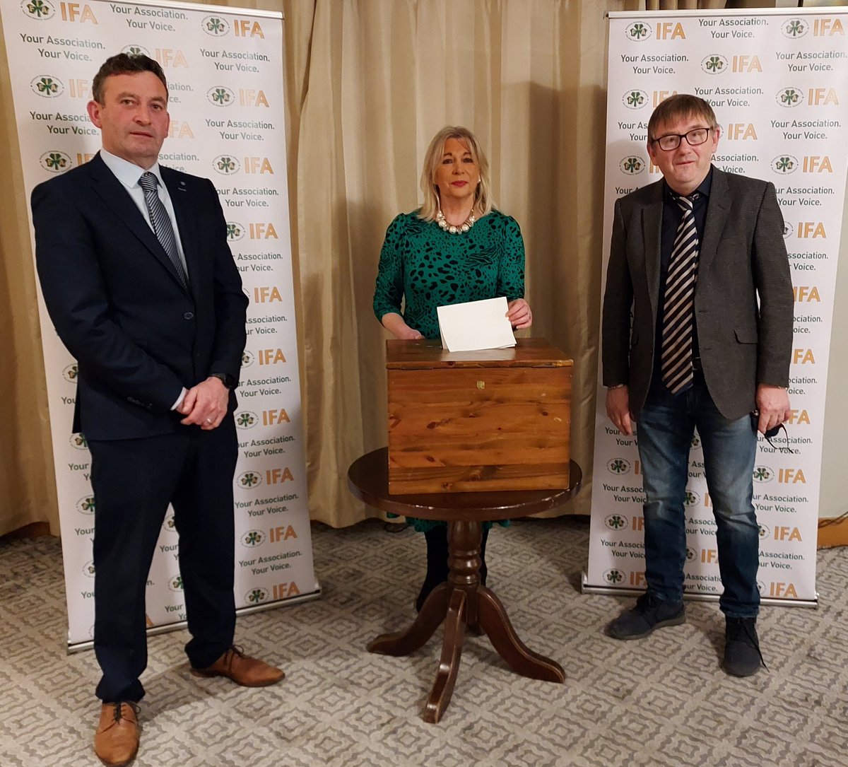 JohnOh_IFA's tweet photo. IFA Ulster North Leinster Election Hustings continue tonight in Mullingar with a crowd gathering, WH Chair Bernie Mccarthy pictured above with candidates John Curran and Frank Brady @IFAmedia @JohnCur59355245 @FrankFrankbrady @NRenaghan @WHExaminer @westmeathtopic https://t.co/ESlBOX1iip
