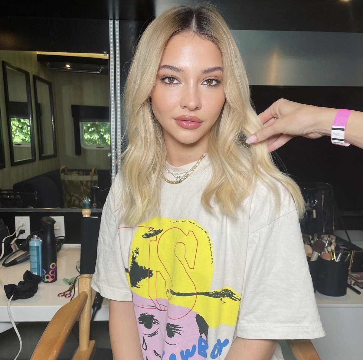 thinkerobx's tweet photo. pretty girl https://t.co/NabtNAJh2n