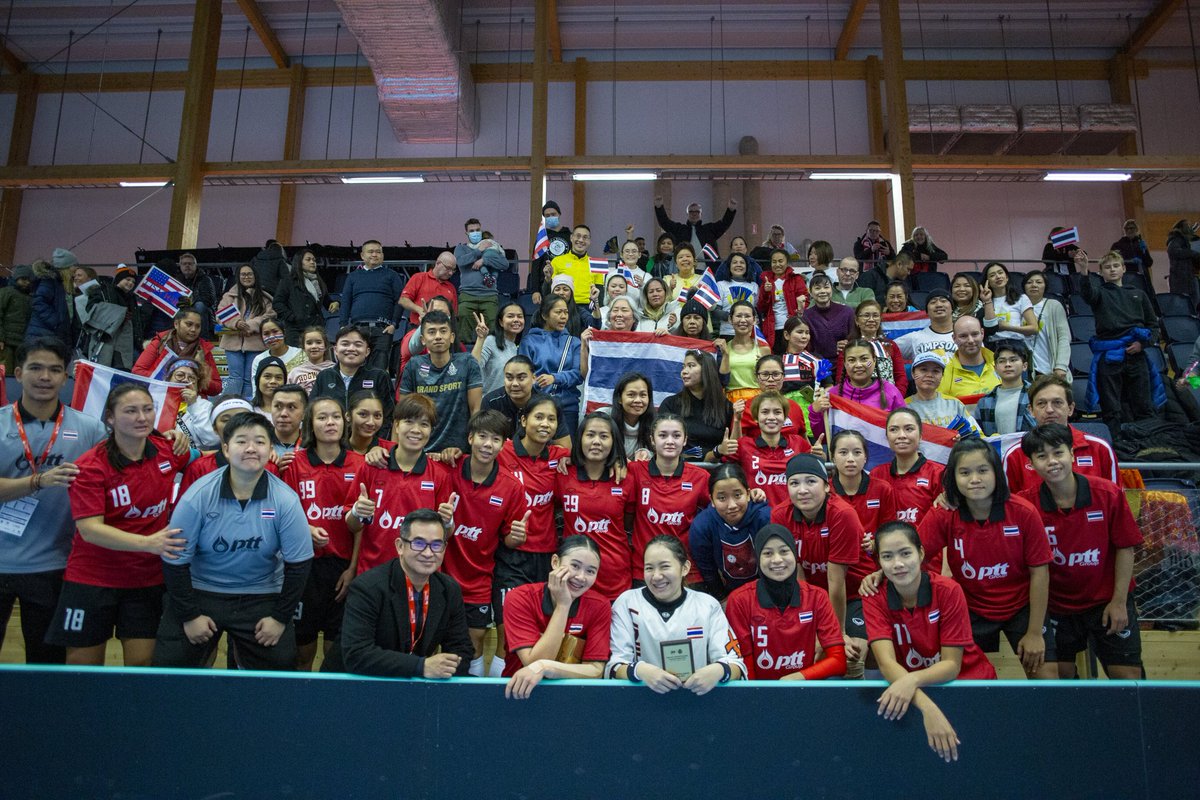 Pallokeskelle's tweet photo. LoistoCast was on display during the world championships! Thailand goaltender Tinna Siljamäki can be seen here representing in a LoistoCast hoodie during the game against USA. 

Get yours now and support us on our path!

https://t.co/JuS5aJ5dxY

@IFF_Floorball @iffwfc

#floorball https://t.co/wh2lFmHP8F