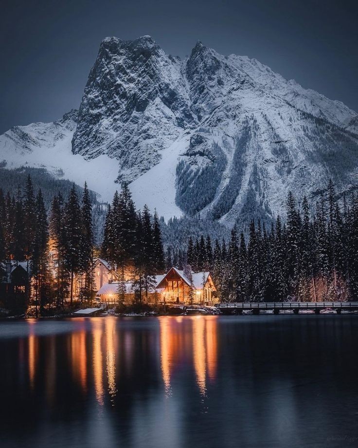 Emerald lake in reflection, Yoho National Park, British Columbia. Canada 🇨🇦❤️🧡💚