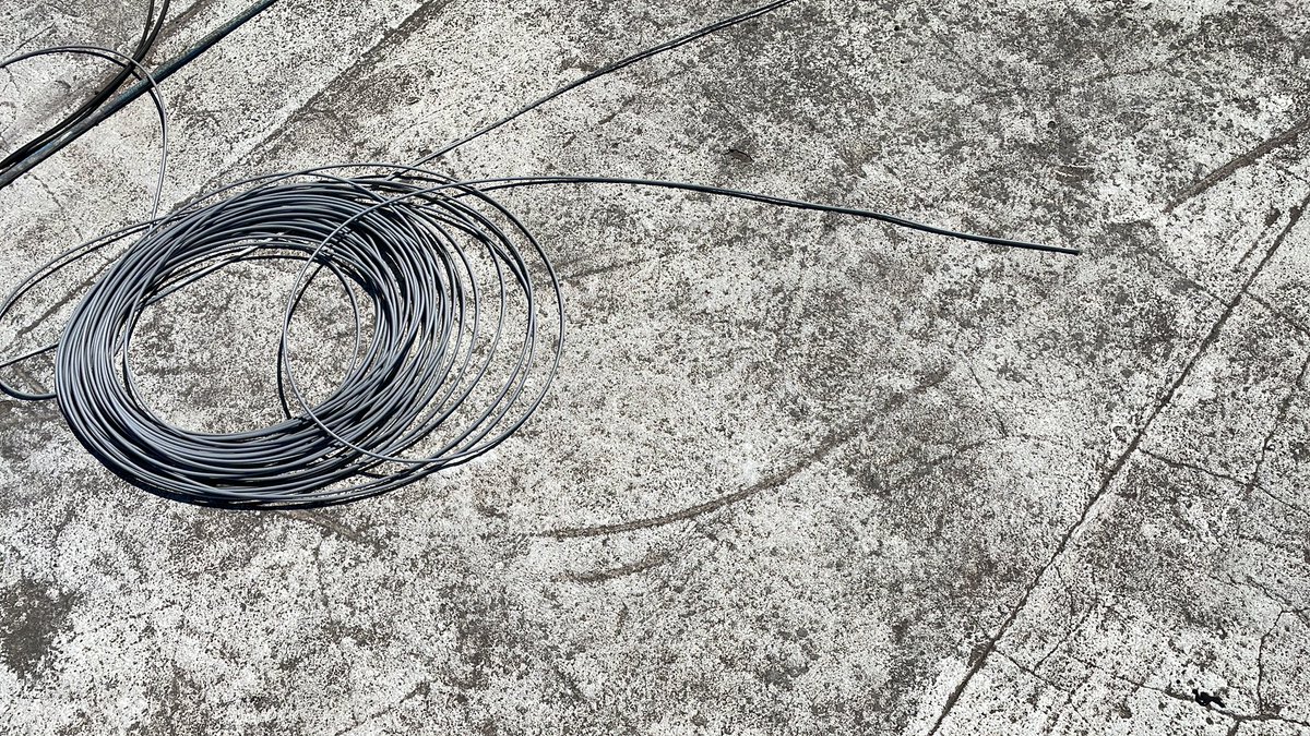 martingtc's tweet photo. @MovistarArg cortaron el cable que baja la red a mi casa, ya hice el reclamo por whatsapp pero me responden que van a realizar una actualización del sistema. Son muy pelotudos o el casette no se lo sacan?. Por favor solucionar a la brevedad https://t.co/CDb3z5WhMj