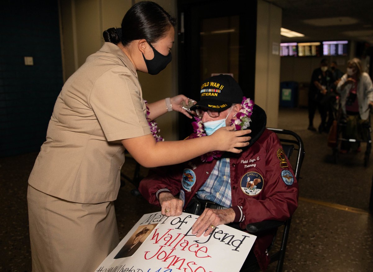 USNavy's tweet photo. We owe you our thanks ⚓ 🇺🇸 

#WWII veterans were greeted at the Honolulu International Airport in preparation for the 80th Anniversary Pearl Harbor Remembrance. #PearlHarbor80

Today the U.S.-Japan Alliance is a cornerstone of peace and security in a #FreeAndOpenIndoPacific. https://t.co/eJ7dD7jecs