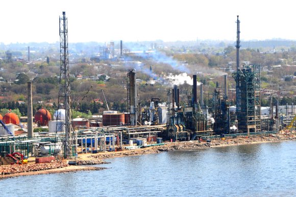 pabloviana_ok's tweet photo. Vergonzoso. La mafia sindical queriendo poner al país de rodillas. No pasarán. El paro de la refinería de La Teja confirma lo que venimos promoviendo: debe terminarse el monopolio de ANCAP, libre importación, libre competencia, calidad, productividad, libertad para el ciudadano. https://t.co/PY45V8Fsr0