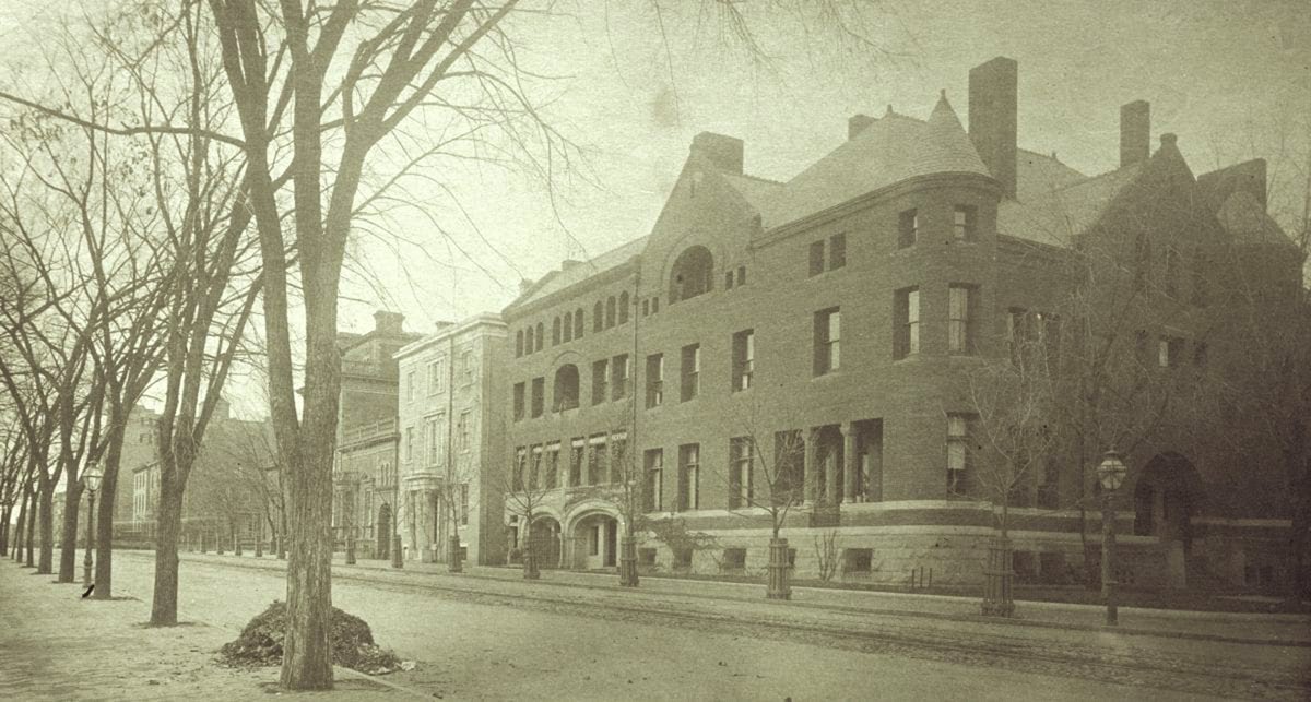 wneff's tweet photo. The @HayAdamsHotel occupies the site of what would have been the Adams' new home, but #CloverAdams never lived there and didn't die there. She died in the second floor of the rented Slidell House (white building next door), now the site of the @USChamber of Commerce https://t.co/oo6scbCAj7