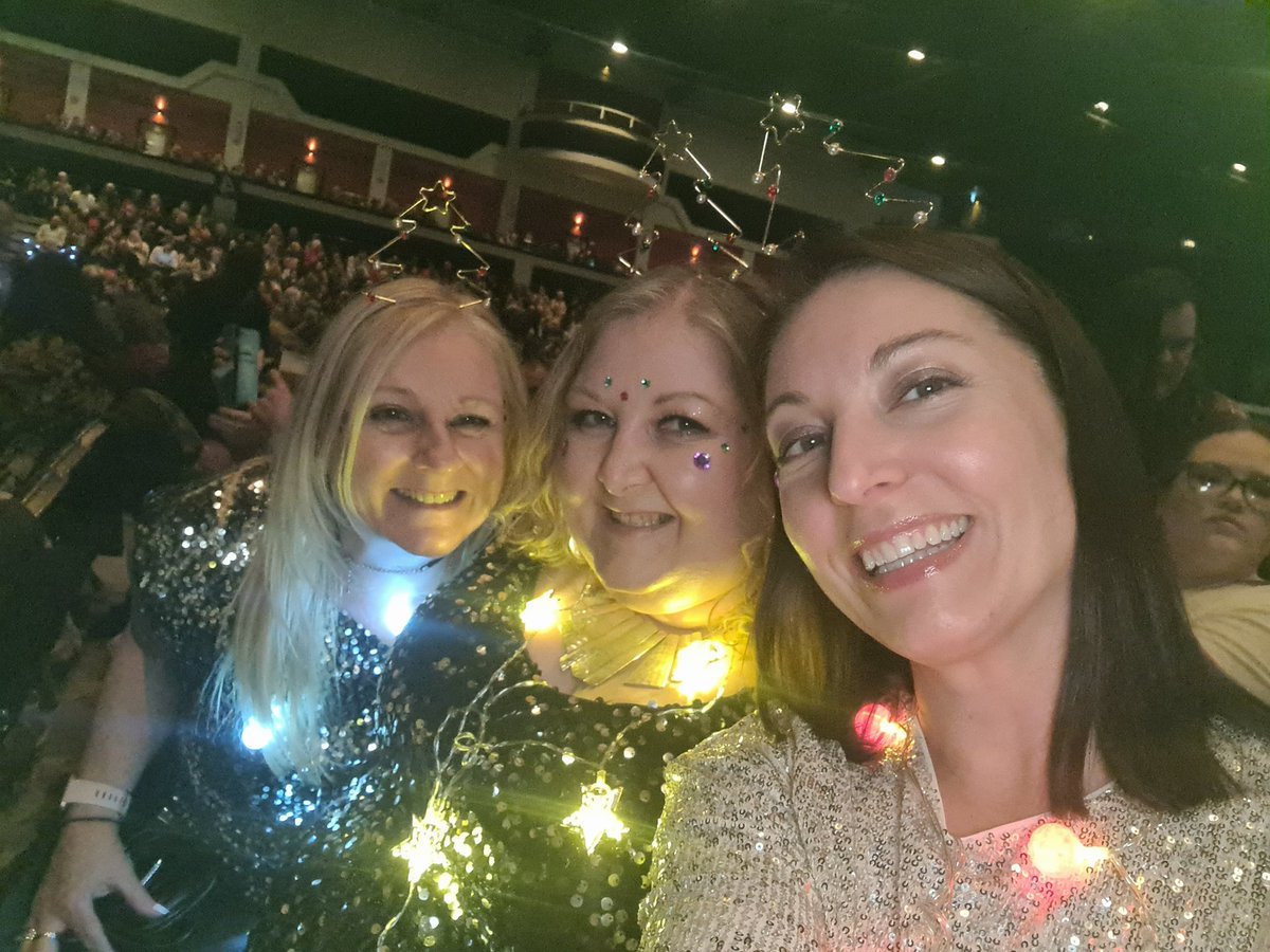 Got our sparkle on <a href="/GaryBarlow/">Gary Barlow</a> #cardiff @MotorpointDiff <a href="/ClaireLGTweets/">Claire LG🏴󠁧󠁢󠁳󠁣󠁴󠁿🇪🇺Last AMLS Girl GBSolo18</a> <a href="/Di_Baillie/">Diane Baillie❤️ǂ⃝⃝⃝⃝</a> #GaryBarlow
