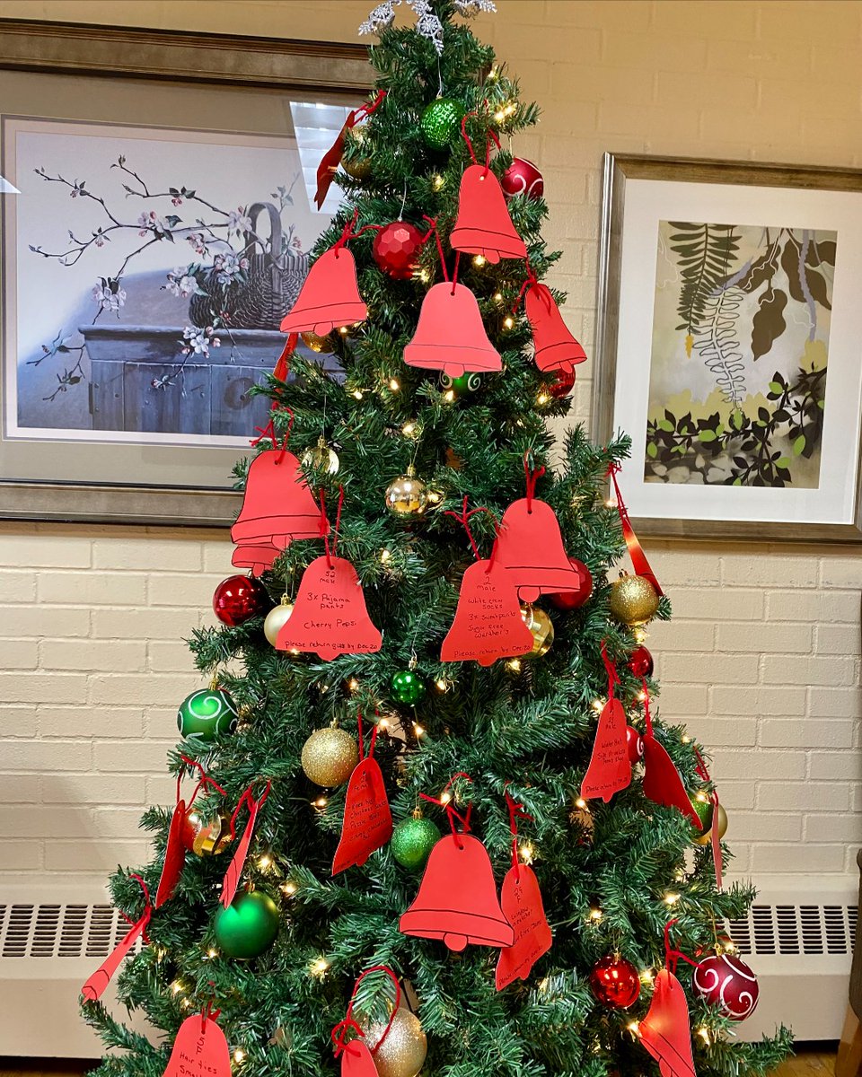 FortAtkinsonhcc's tweet photo. Our sharing tree is up and ready! Please take a bell!
#theholidaysarehere #christmasiscoming #holidayseason #sharingtree #christmastree https://t.co/omaHGyvTo3