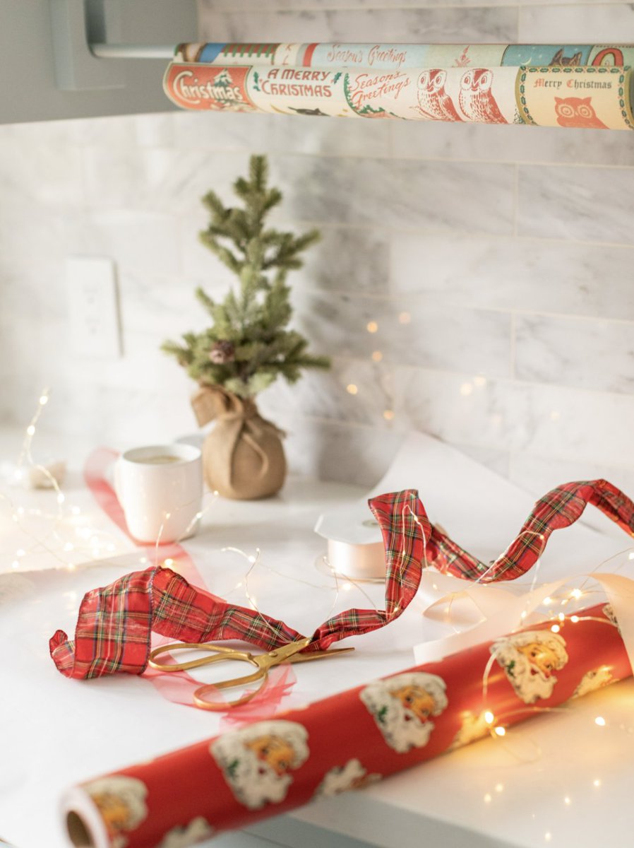 Have you wrapped all your Christmas presents?! While there are SOOO many cute wrapping paper options out there, I thought it would be fun to roundup a few ways you can wrap things with items other than your typical wrapping paper! Let’s get right into it! 
jillianharris.com/creative-wrapp…