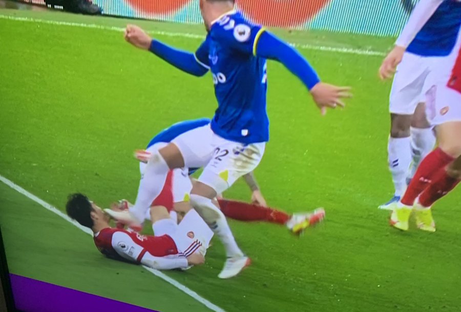 SemperFiArsenal's tweet photo. How is this not a red !!! https://t.co/luedlE1rMn