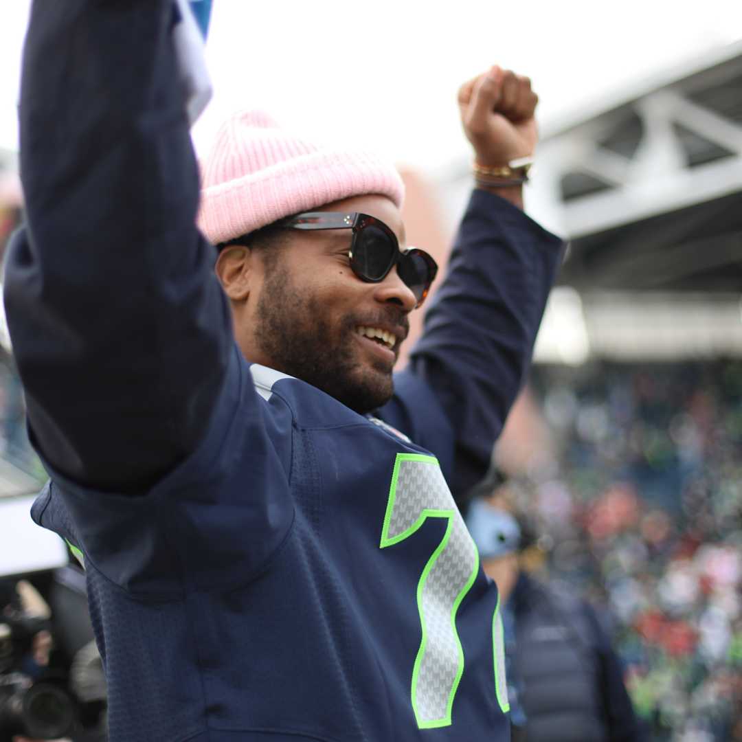 Seahawks's tweet photo. A memorable game started off with an unforgettable player. Thanks again, @mosesbread72!

#GoHawks x @SeahawksLegends