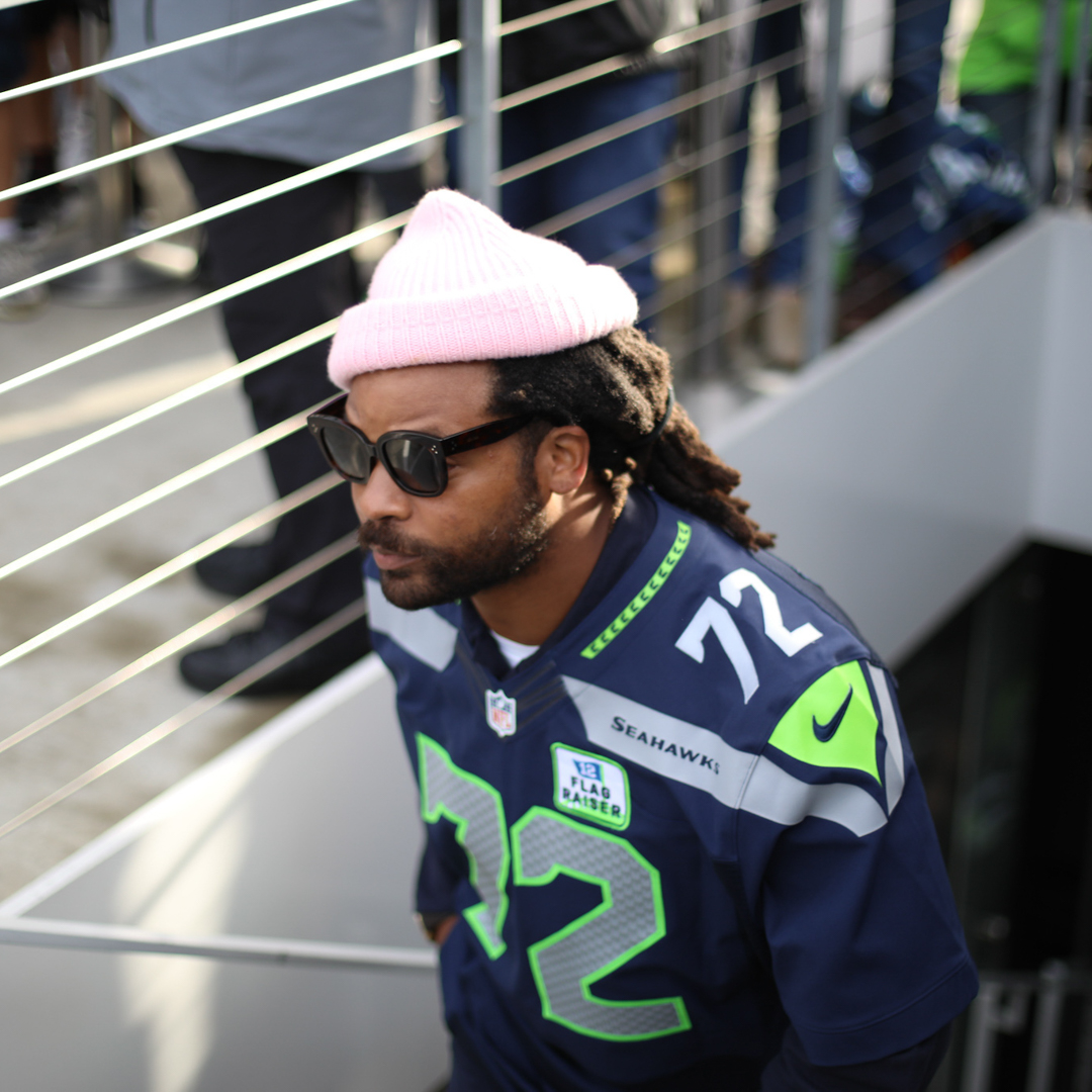 Seahawks's tweet photo. A memorable game started off with an unforgettable player. Thanks again, @mosesbread72!

#GoHawks x @SeahawksLegends