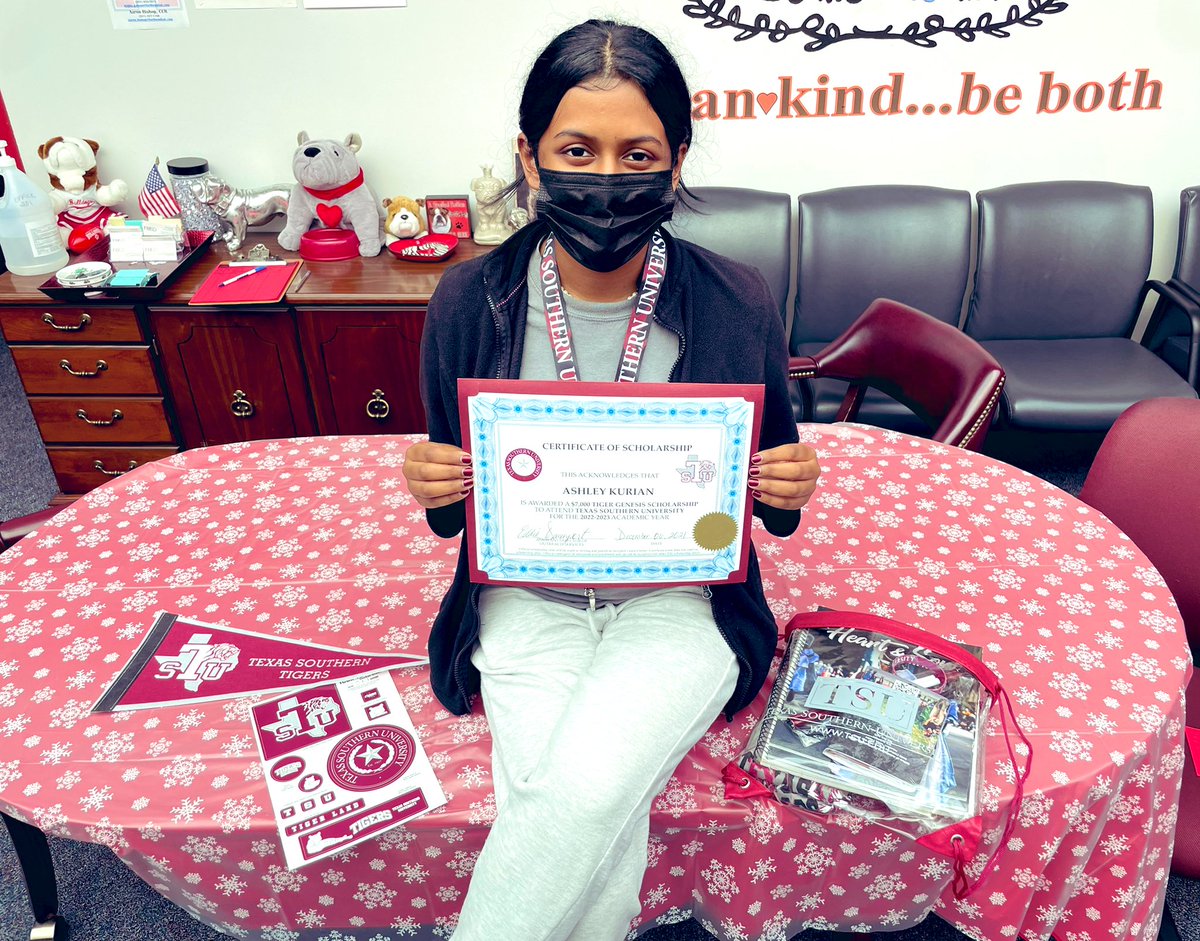 MsLeighaB's tweet photo. Huge Congrats to Ashley on her scholarship to @TexasSouthern 🎓👏🏽 @SFAHS_Bulldogs is so proud of you!! #CollegeBound #Classof2022 #TSUtiger https://t.co/t3Pw5tUJBC
