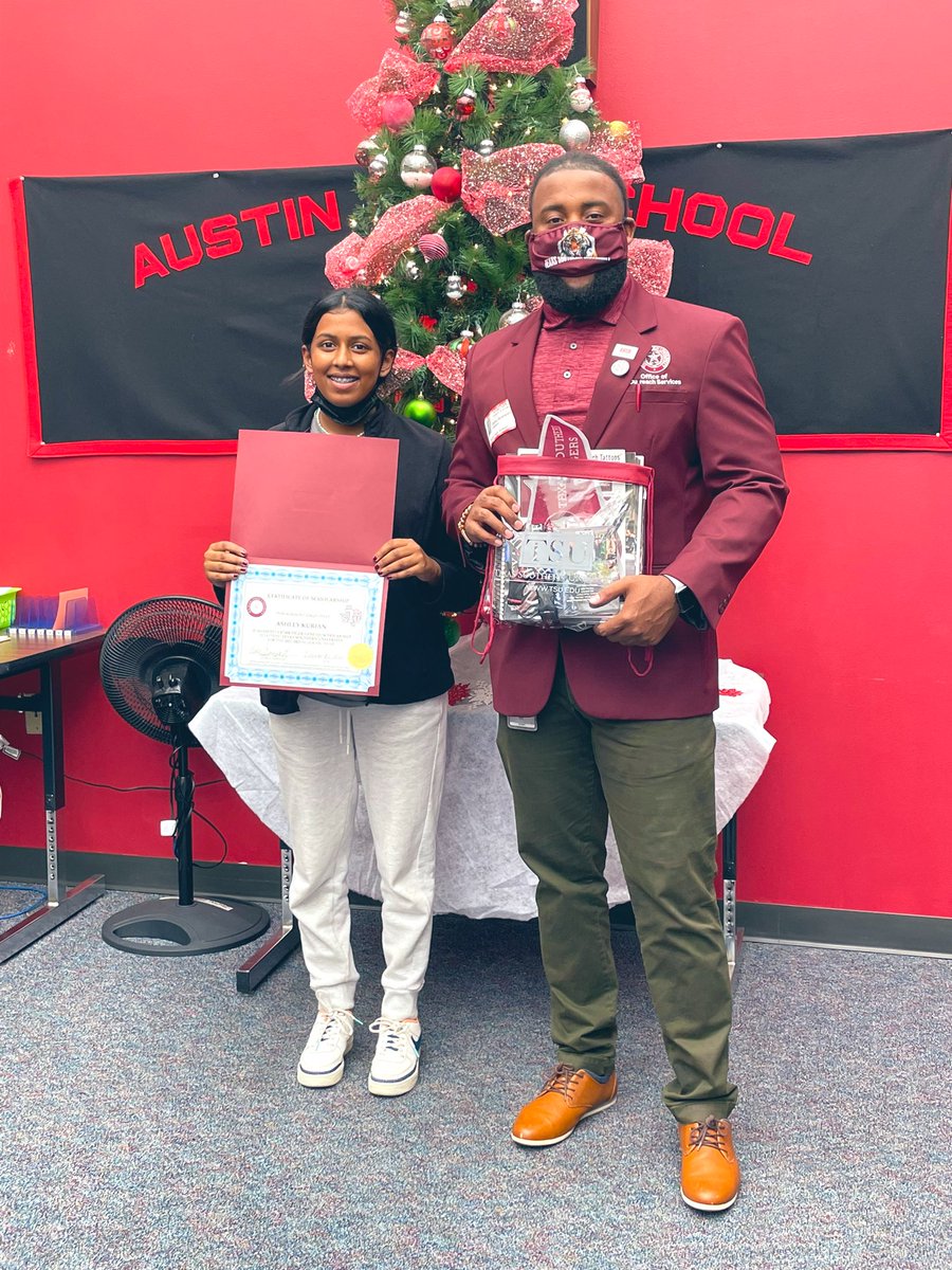 MsLeighaB's tweet photo. Huge Congrats to Ashley on her scholarship to @TexasSouthern 🎓👏🏽 @SFAHS_Bulldogs is so proud of you!! #CollegeBound #Classof2022 #TSUtiger https://t.co/t3Pw5tUJBC