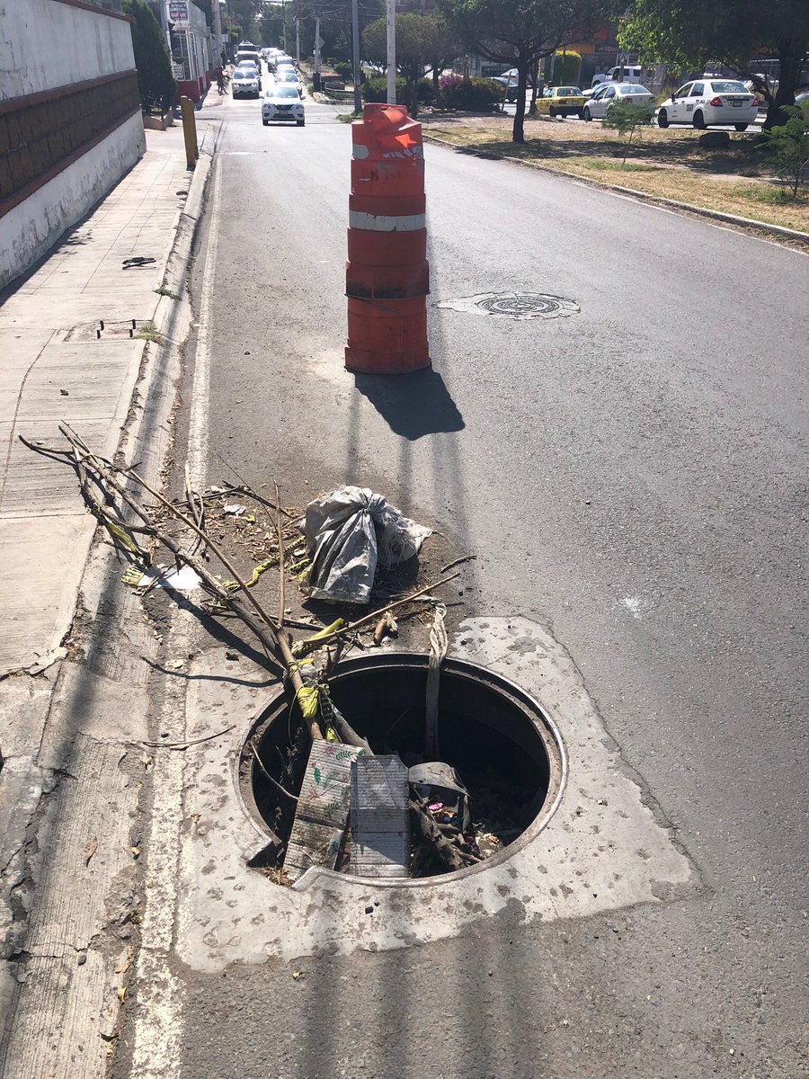 pacoverdugo's tweet photo. @qromunicipio Igualito a avenida Galindas 120 que sigue igual que el reporte levantado hace días!,,, https://t.co/EWLKiMyK5E