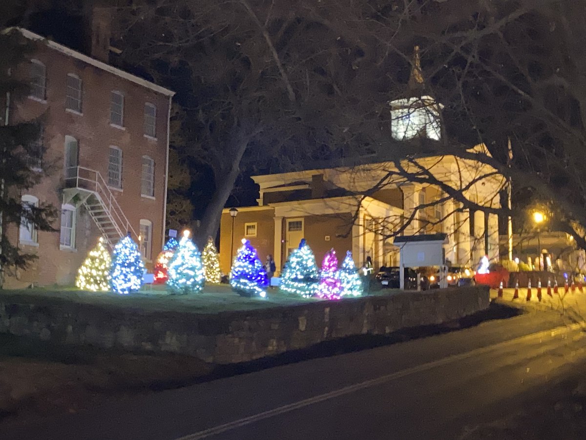 BotetourtChambr's tweet photo. The @fbvirginia Tinsel Trail is officially open and welcoming visitors through the end of December. Come out to Fincastle, Virginia and enjoy this beautiful illuminated Tinsel Trail of trees designed by area businesses! 

https://t.co/cX5nnkHQ1e https://t.co/7qtMJmkxAW