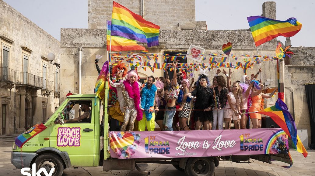 SPYit_official's tweet photo. Dal gay pride alla religione in “Cops 2”, la seconda stagione della serie di Sky...
#cops2 #serietv #sky #lgbtq #pride #religione
https://t.co/VNDevMYK3p https://t.co/L6jMNABqmO