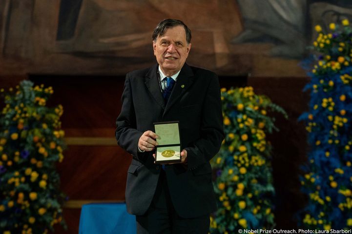 NobelPrize's tweet photo. Our first 2021 physics laureate has received his Nobel Prize - Giorgio Parisi was celebrated at a beautiful ceremony in Rome, Italy, this evening.

The rest of the 2021 physics laureates will soon be receiving their Nobel Prizes. Keep following for more! https://t.co/1UATP8cU4s