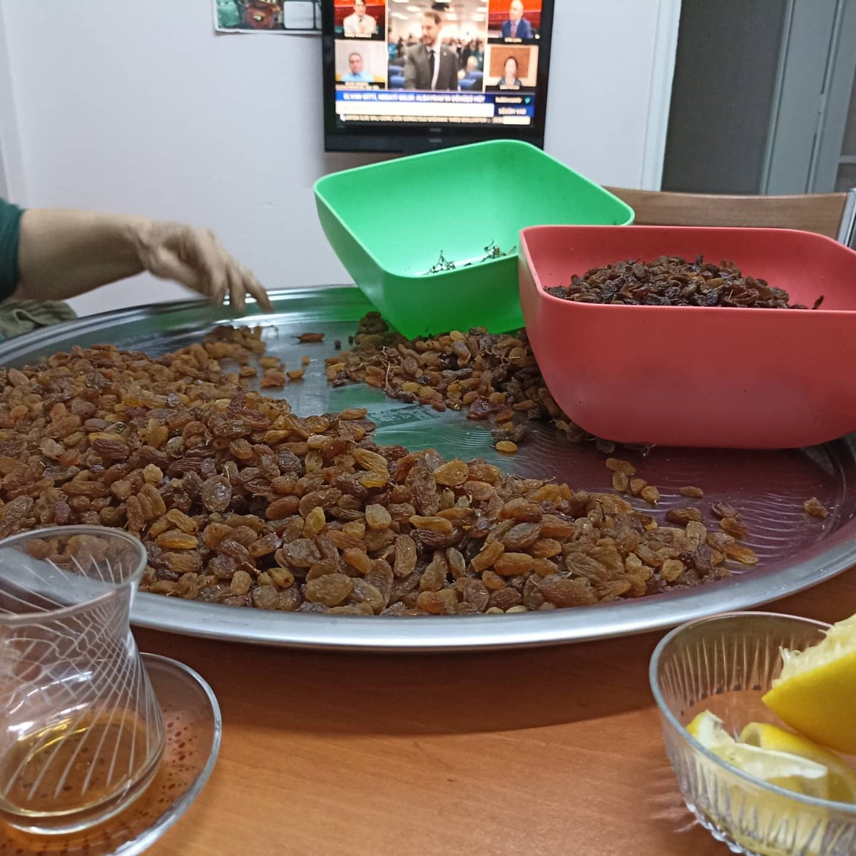 FSeedles's tweet photo. Saat bu saat hâlâ harıl harıl yarınki siparişleri yetiştirmek için çalışıyoruz.
Türkiye nin tartışmasız en kaliteli ve en özel üzümleri
Türkiye nin ilk ve tek #çekirdeksiz siyah kuru üzümü
#Fantasyseedless #çekirdeksiz sarı #Sultaniye #çekirdekli #Michaelpallari
#Redglobe https://t.co/OCBG8c8Dcf