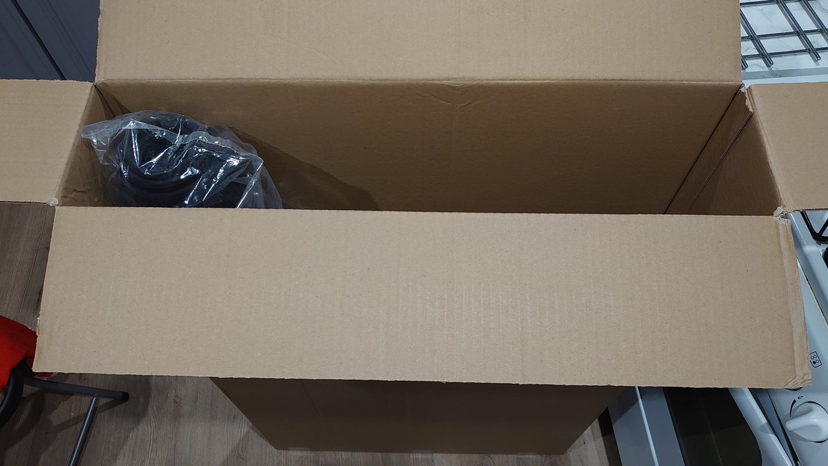 Kezma89's tweet photo. Really pleased with the product I've purchased.... However, @forduk was this huge box REALLY necessary for such a slim item? 😕. It would have easily fit another 4 inside! 🙄
Perhaps have a chat with @GreenpeaceUK about ideas for more appropriate packaging? 🙂 https://t.co/Y9PzUyawO3