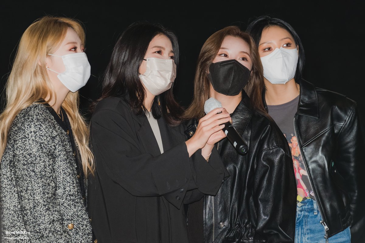 RMilkTea0117's tweet photo. 21.12.4. 마마무 (솔라, 문별, 휘인, 화사) - 마마무 2021 WAW 콘서트 더무비
@RBW_MAMAMOO #마마무 #mamamoo #솔라 #Solar #문별 #MoonByul #휘인 #WheeIn #화사 #HwaSa #마마무2021waw콘서트더무비 #마마무무대인사 #무대인사 #CGV #CGV영등포 https://t.co/NUWg3KxfNN