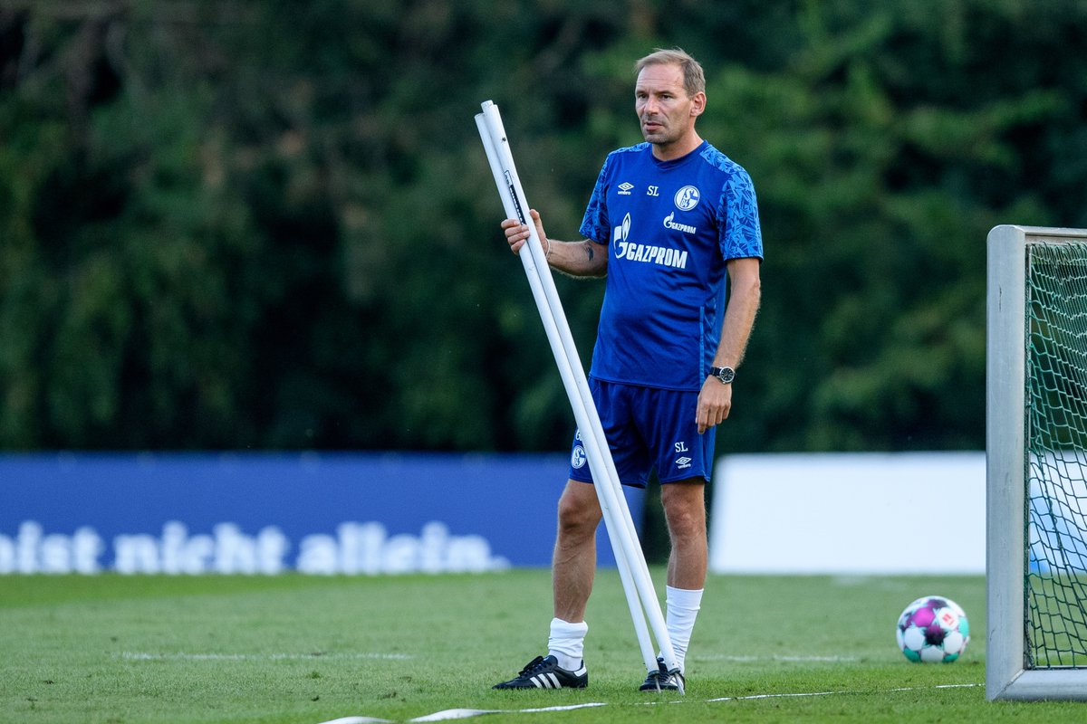 utdreport's tweet photo. Sports psychologist Sascha Lense is set to become Rangnick’s second staff appointment at #mufc. He visited Carrington today and was introduced to the players, but he will not start working until his visa process is finalised #mulive [@lauriewhitwell] https://t.co/hSEQGWC17u