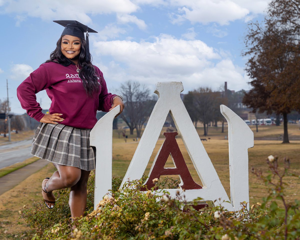 _CuteX3's tweet photo. I graduate from Alabama A&amp;M University friday December 10,2021 with a BA in Psychology ✨👩🏾‍🎓 #AAMU 🐶🐾 @aamuedu https://t.co/fsZi2tnXn1