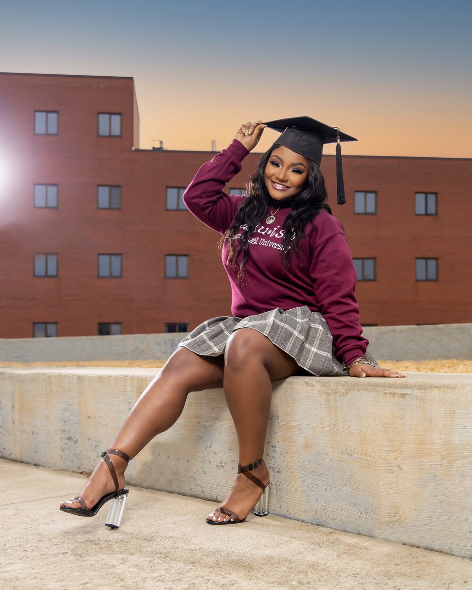 _CuteX3's tweet photo. I graduate from Alabama A&amp;M University friday December 10,2021 with a BA in Psychology ✨👩🏾‍🎓 #AAMU 🐶🐾 @aamuedu https://t.co/fsZi2tnXn1