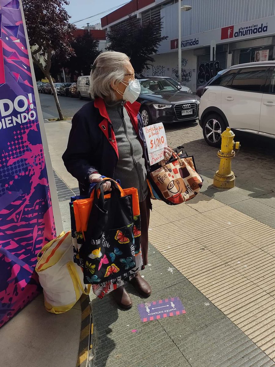AlertaNoticiasV's tweet image. La abuelita Aurora está en la esquina de calle Valparaíso con Etchevers #VinadelMar vendiendo bolsas a $1000 ( para las compras) y $3000 (forradas con cierre), hechas por ella.
