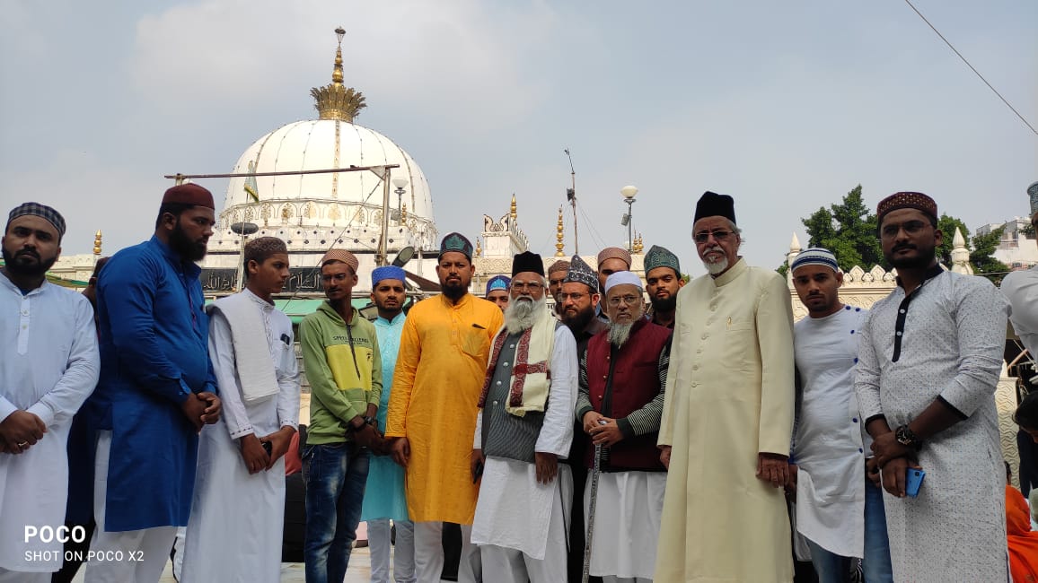 razaacademyho's tweet photo. Aaj 6 Dec 2021 Muhaafiz e Namoos e Risaalat Alhaaj Muhammad Saeed Noori Ki Qayadat Mein Ek Qafla Khwaja Garib Nawaz Ki Bargah Mein Ajmer Shareef Pohcha
Babri Masjid Ki Bazyabi Ke Liye Dua ki Aur Lanati Wasim Rizvi Ki Kitab Par Pabandi Lage Aur Uski Fauri Giraftari Ka Mutalba Kiya https://t.co/qTIeZS9OG8