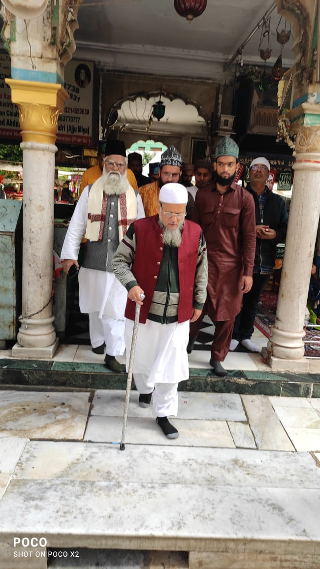 razaacademyho's tweet photo. Aaj 6 Dec 2021 Muhaafiz e Namoos e Risaalat Alhaaj Muhammad Saeed Noori Ki Qayadat Mein Ek Qafla Khwaja Garib Nawaz Ki Bargah Mein Ajmer Shareef Pohcha
Babri Masjid Ki Bazyabi Ke Liye Dua ki Aur Lanati Wasim Rizvi Ki Kitab Par Pabandi Lage Aur Uski Fauri Giraftari Ka Mutalba Kiya https://t.co/qTIeZS9OG8