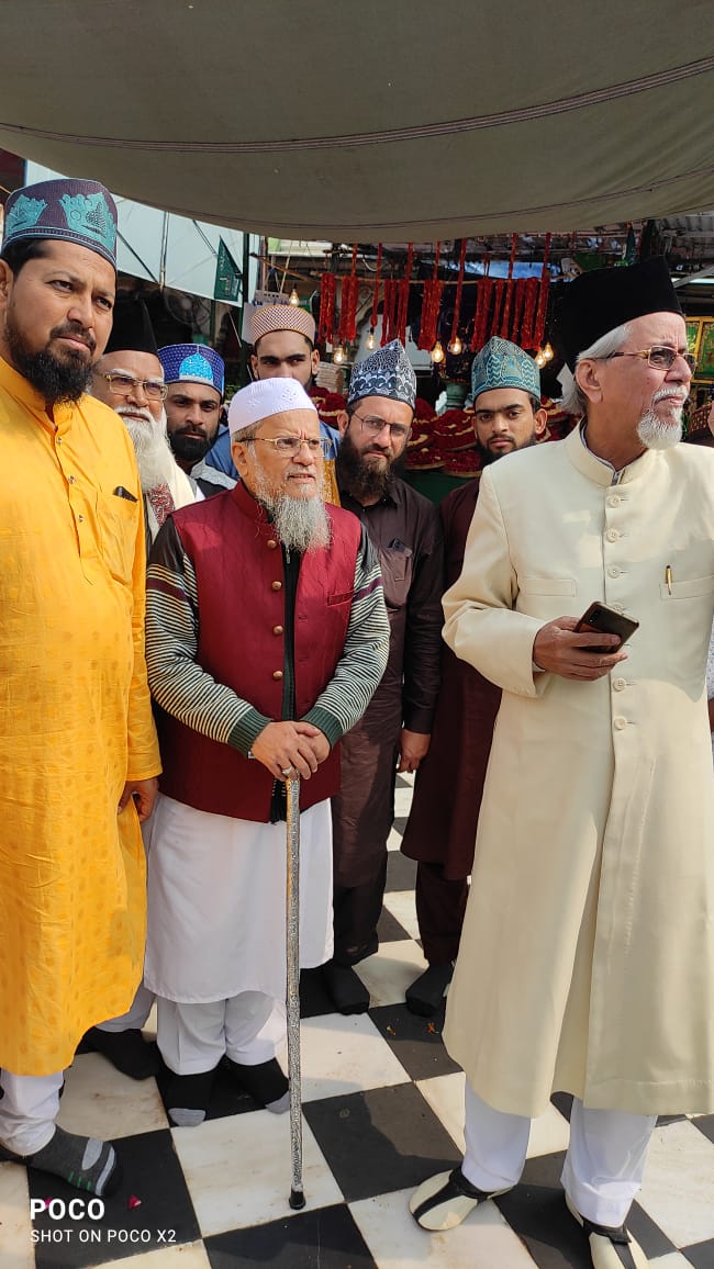 razaacademyho's tweet photo. Aaj 6 Dec 2021 Muhaafiz e Namoos e Risaalat Alhaaj Muhammad Saeed Noori Ki Qayadat Mein Ek Qafla Khwaja Garib Nawaz Ki Bargah Mein Ajmer Shareef Pohcha
Babri Masjid Ki Bazyabi Ke Liye Dua ki Aur Lanati Wasim Rizvi Ki Kitab Par Pabandi Lage Aur Uski Fauri Giraftari Ka Mutalba Kiya https://t.co/qTIeZS9OG8