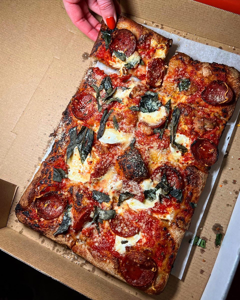 bobspizzatour's tweet photo. Who should I save a slice? Meat lovers or Mushroom? 

🍕Washington Squares
📍 @LoringPlaceNYC 
👨‍🍳 @dan_kluger 

#ShareYourSquares https://t.co/rD1hS6lfxm