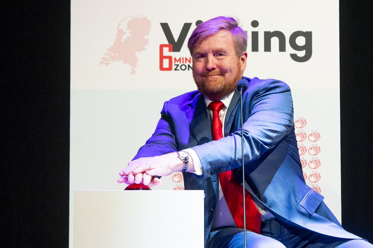 In Nederland kan iedereen dankzij een netwerk van 245.000 burgerhulpverleners binnen zes minuten worden gereanimeerd. De Koning is bij de viering van het landelijk netwerk AED-burgerhulpverlening van de Hartstichting in Amare in Den Haag. koninklijkhuis.nl/actueel/nieuws…