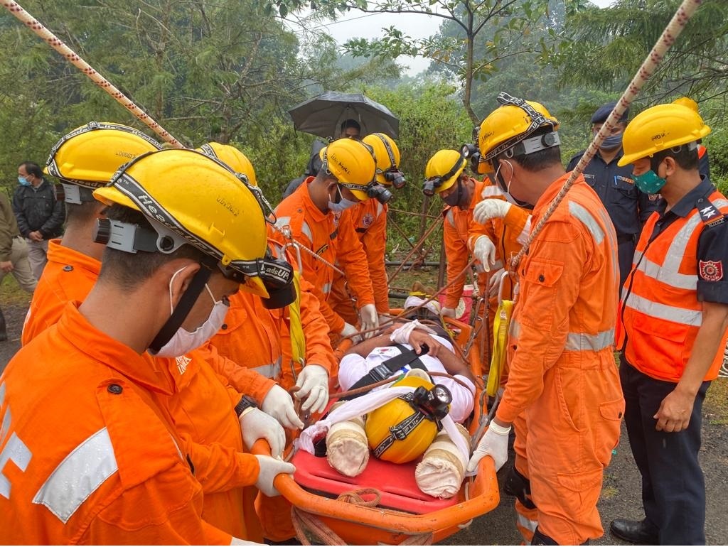 01NDRF's tweet photo. #NDRFconducted a Mock exercise on Earthquake at Regional College of physical education building, Panisagar, District North Tripura, Tripura.
#OnDisasterManagement 
#DisasterPreparedness
@hpskandari1 
@PankajKavidayal 
@BjpBiplab
@AtulKarwal
@NDRFHQ
@PIBAgartala
@ANI https://t.co/U0m0dQ6NiO