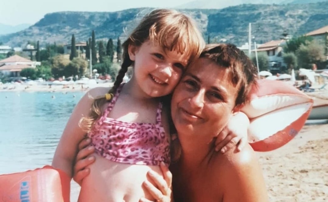 MissHaywardGeog's tweet photo. There are no words that can summarise the heartbreak that I feel right now. Rest in peace to my amazing, beautiful and loving Mum. I promise to make her proud every single day for the rest of my life. I'll love you forever ❤ https://t.co/7WrCSdQW8R