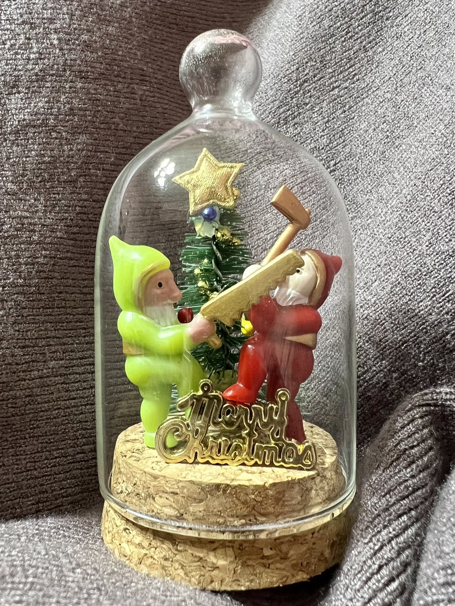 osakanappi's tweet photo. いつかのブッシュドノエルに乗っていた木こりさんを使ってクリスマスのオーナメントを作りました🎅🎄
…非常にバイオレンスなものが出来上がりました…
メルヘンチックになるはずだったのに…解せぬ😟
#MidwinterMurder https://t.co/SjjH8Yw49j