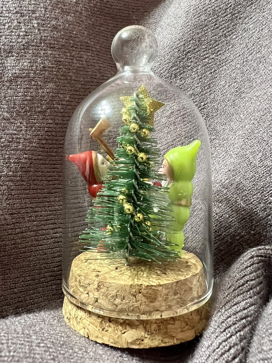 osakanappi's tweet photo. いつかのブッシュドノエルに乗っていた木こりさんを使ってクリスマスのオーナメントを作りました🎅🎄
…非常にバイオレンスなものが出来上がりました…
メルヘンチックになるはずだったのに…解せぬ😟
#MidwinterMurder https://t.co/SjjH8Yw49j