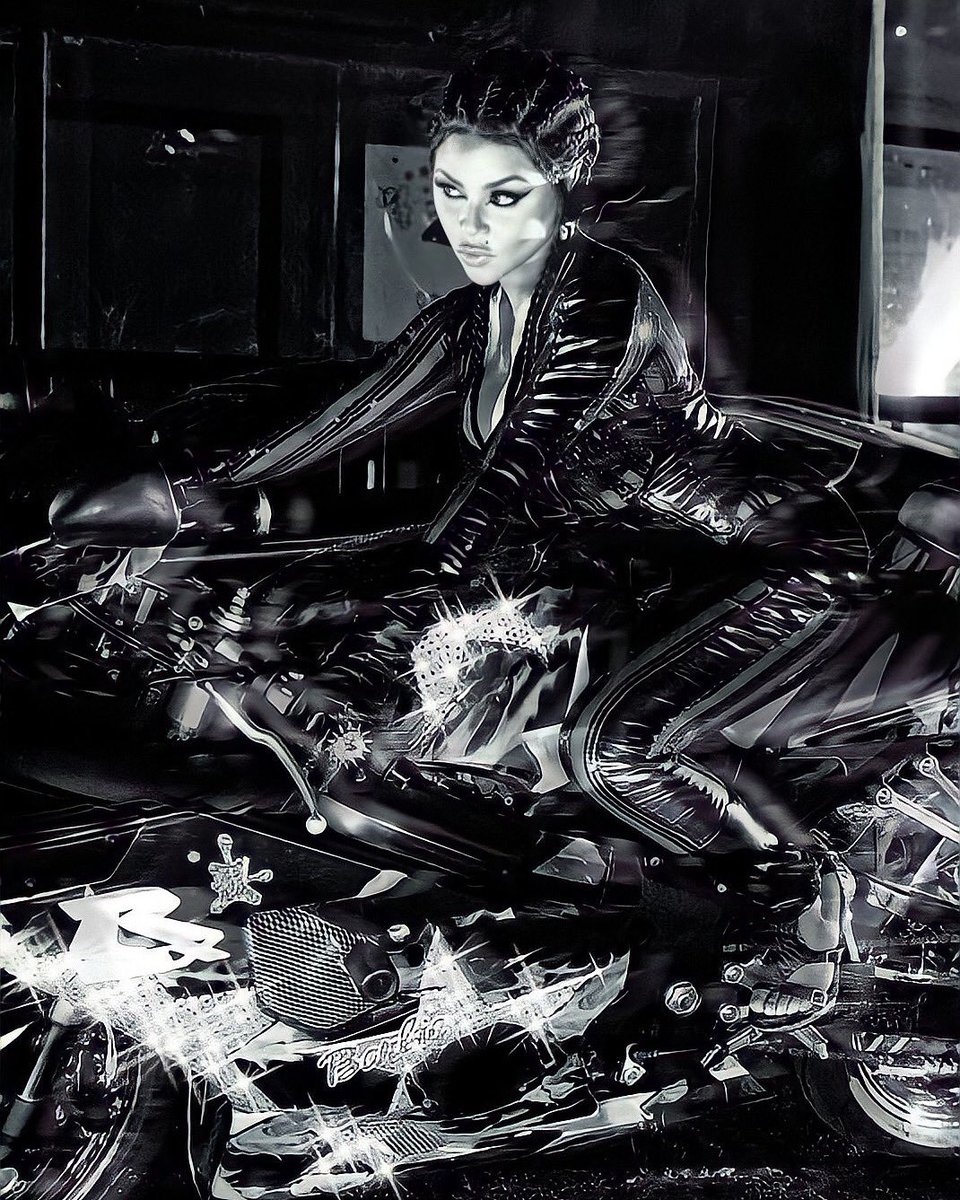 LilKimMedia's tweet image. Lil’ Kim on set of the ‘Girls’ music video by SE7EN in 2009. She was one of the first female rappers to be featured in a k-pop song!