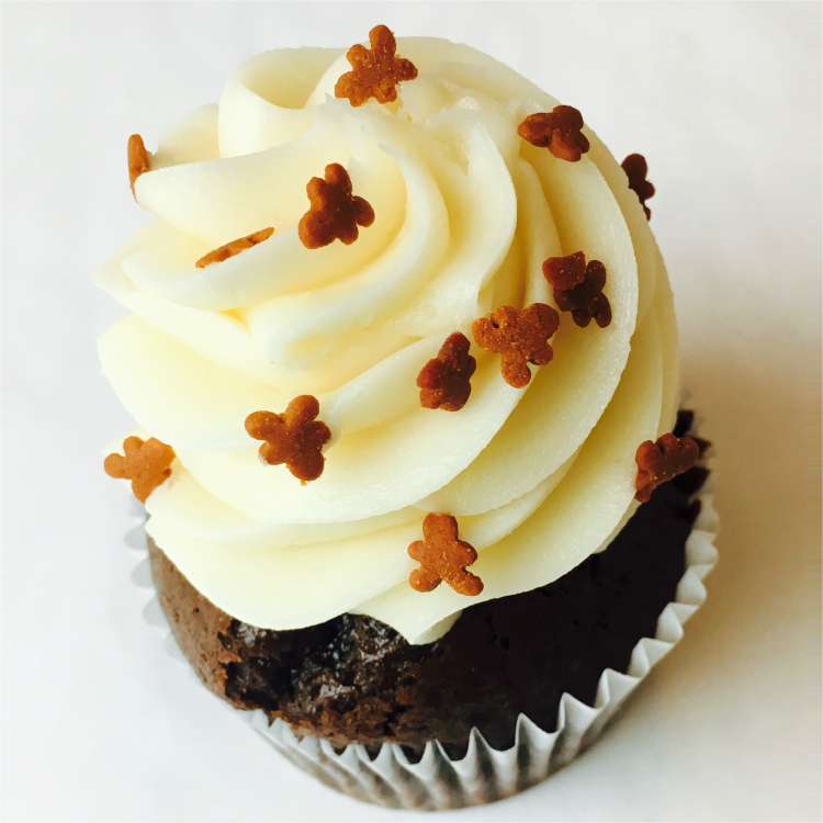 freshcupcakes's tweet photo. GINGERBREAD CUPCAKES :: Back in our bakeries for December, our #Gingerbread #cupcakes will be in our #cupcake cases every Mon &amp; Fri this month! Savor a sweet gingerbread cake topped with a twirl of rich cream cheese icing https://t.co/jWeQ6voAPE #JollyGingerbread #MakeLifeSweet https://t.co/eSID1COV47