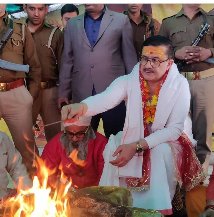 DrAmitGupta7's tweet photo. इस्लाम धर्म में अनेकों बड़े सुधारों के प्रयास के लिए जाने जाने बाले शिया बक्फ बोर्ड के पूर्व अध्यक्ष श्री #वसीम_रिज़वी इस्लामिक कट्टरपंथीयो से तंग होकर  विधान पूर्वक हिन्दू धर्म स्वीकार किया। #WasimRizvi ji Welcome https://t.co/jBtPflbUxY