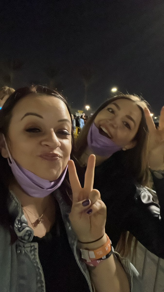 crisflorida09's tweet photo. Pazze italiane x i #bts 💜@190513DREAM #PTD_ON_STAGE_LA #btsconcert https://t.co/eNyKMt8E2s