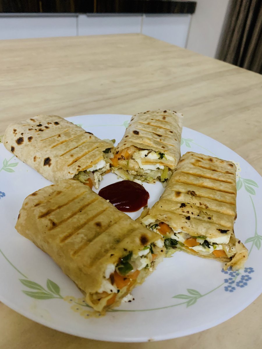 arudramayuri's tweet photo. The roti n sabji was so boring that none were happy to come for dinner,wen the roti n sabji converted into katti roll with some ketchup n touch up,it was yummy that the table is full n the plates r empty😃😃,lesson learnt today: “presentation is very very important” #cookingtask https://t.co/Tl35kldcCT