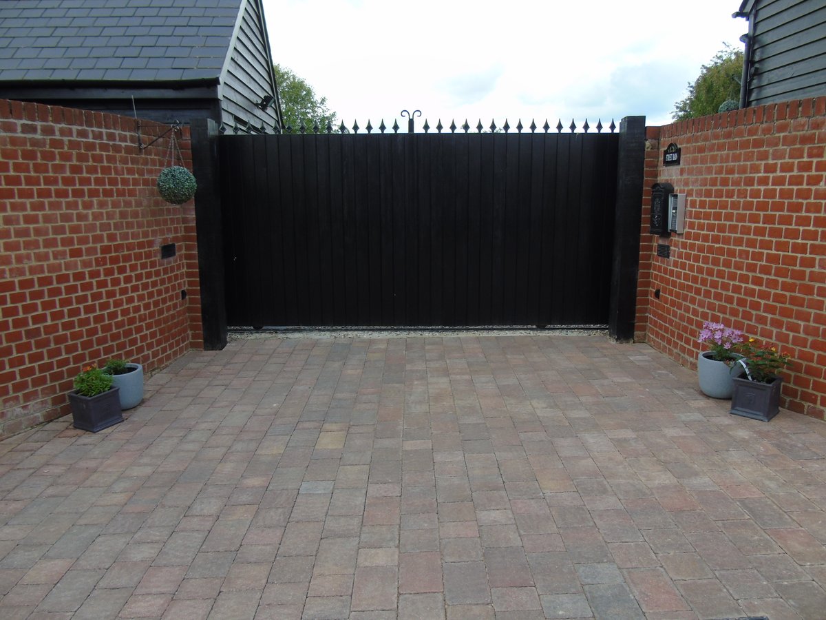 Installed an automated gate for security purposes, but who said security can't look beautiful. 🚗💯
#landscapedesign #landscaping #Gates #automatedgate #outdoor
