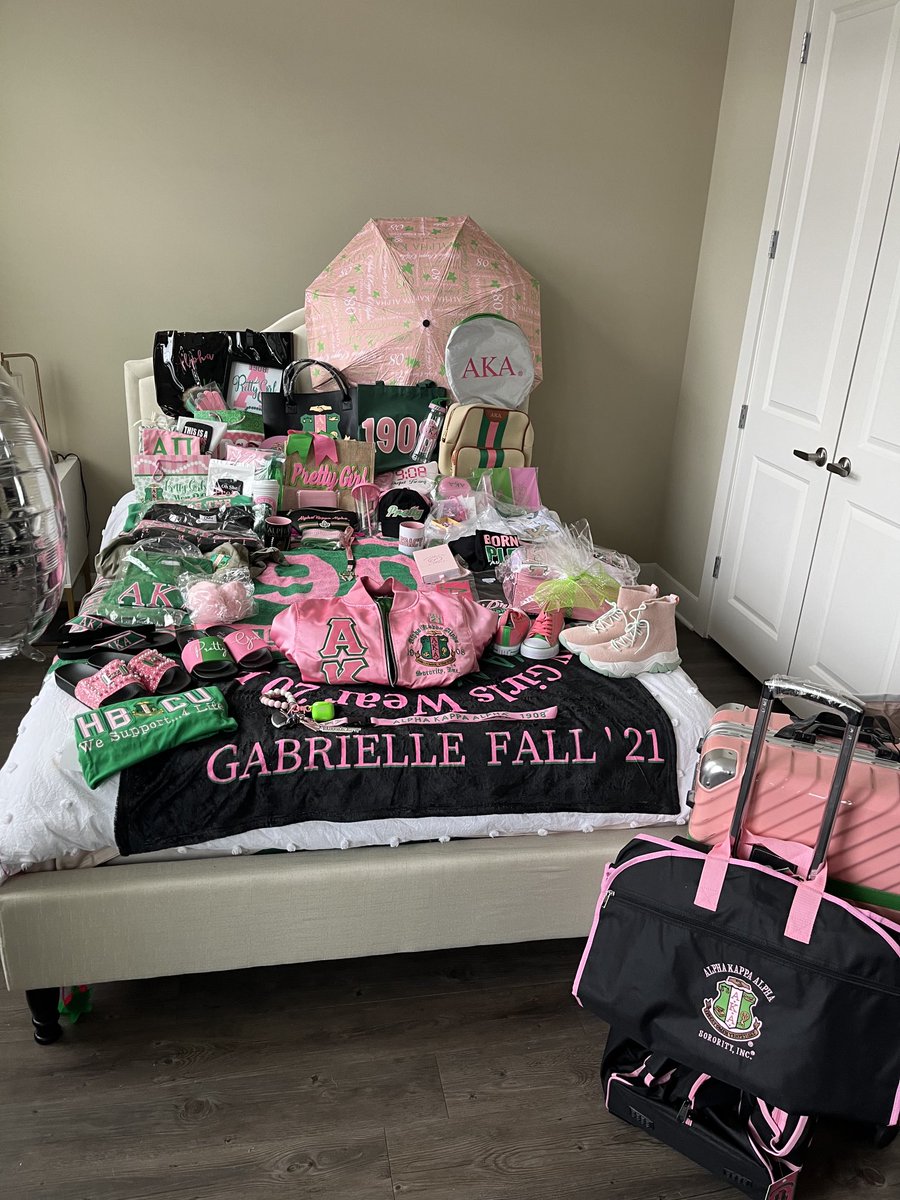 jsplendor's tweet image. #Legacy#Fall21#CoverGirl#6 💗💚💗💚💗💚#SweetAlphaPI