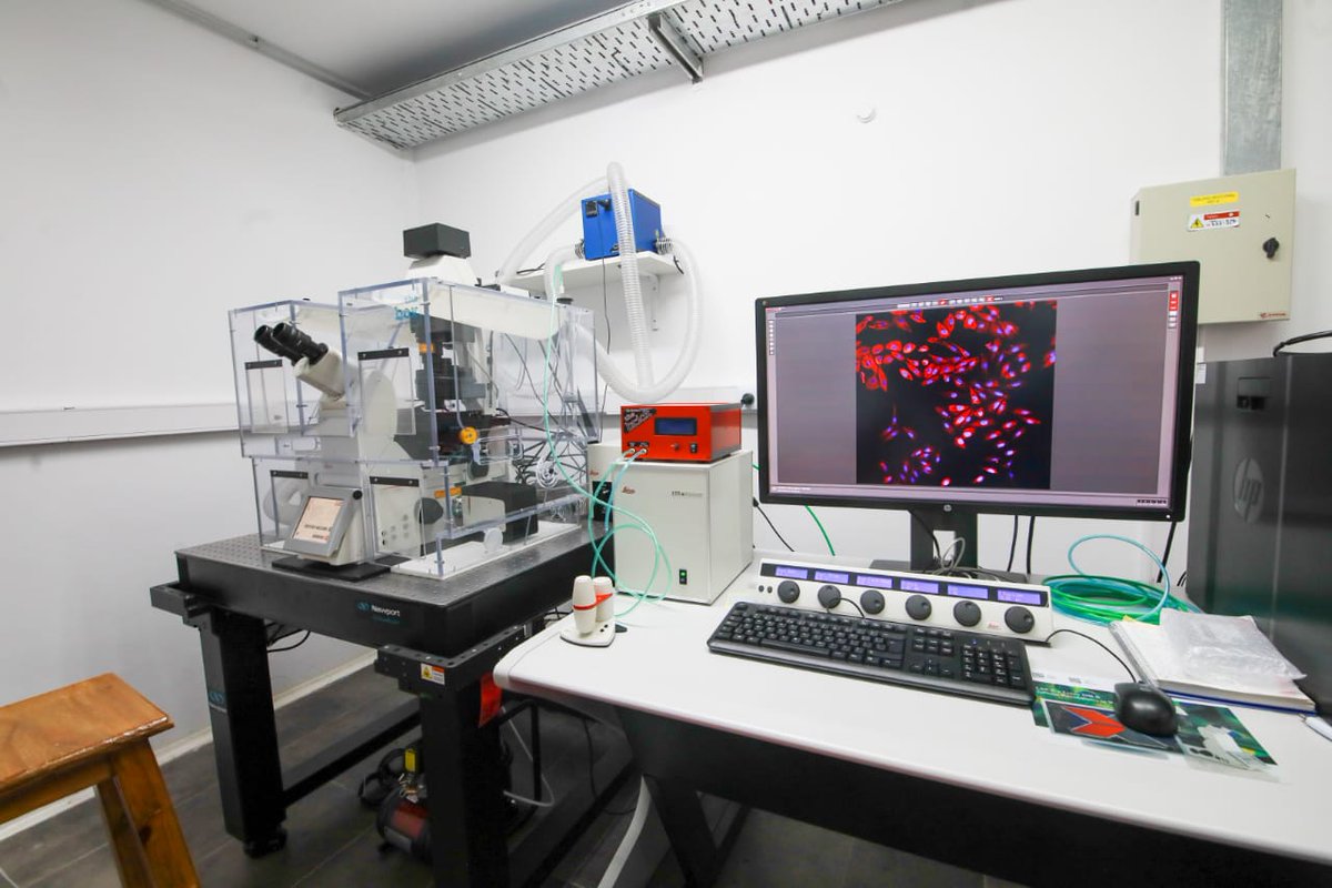 FilmusDaniel's tweet photo. Recorrimos junto a @mayrasmendoza, Alejandro Villar, Alfredo Alfonso y Mario Lozano el Laboratorio de Microbiología Molecular de la @UNQoficial, en el marco de la visita para firmar el convenio en apoyo a #QuilmesTec. https://t.co/HenZrcTr5a