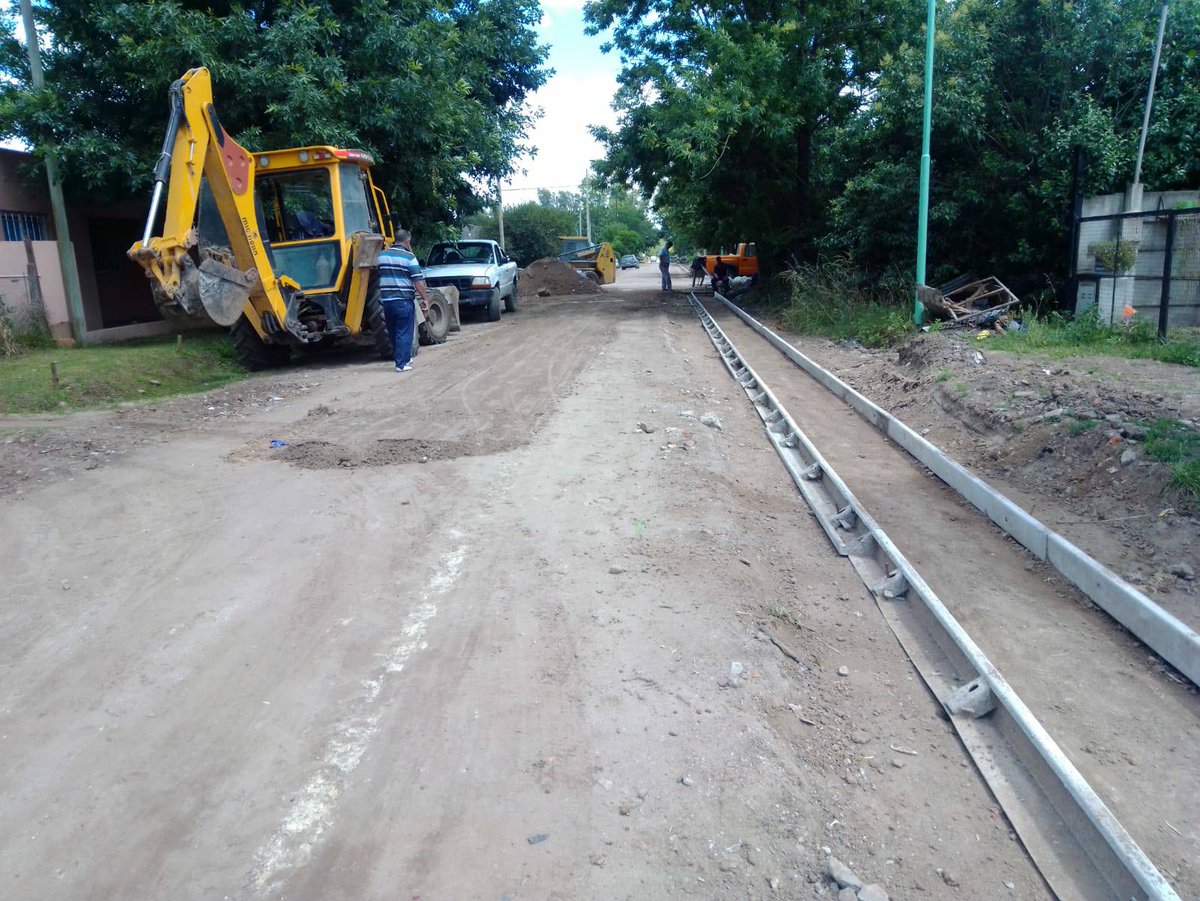 🚧 Algunos trabajos que se realizan durante la jornada de hoy:

◾ Obra de cordón cuneta en Calle 132 entre 57 y 59 de Barrio Olivares. 

Hoy se estará realizando el hormigonado correspondiente.

Esta obra ha sido gestionada y contratada por la Dirección de Obras Públicas.