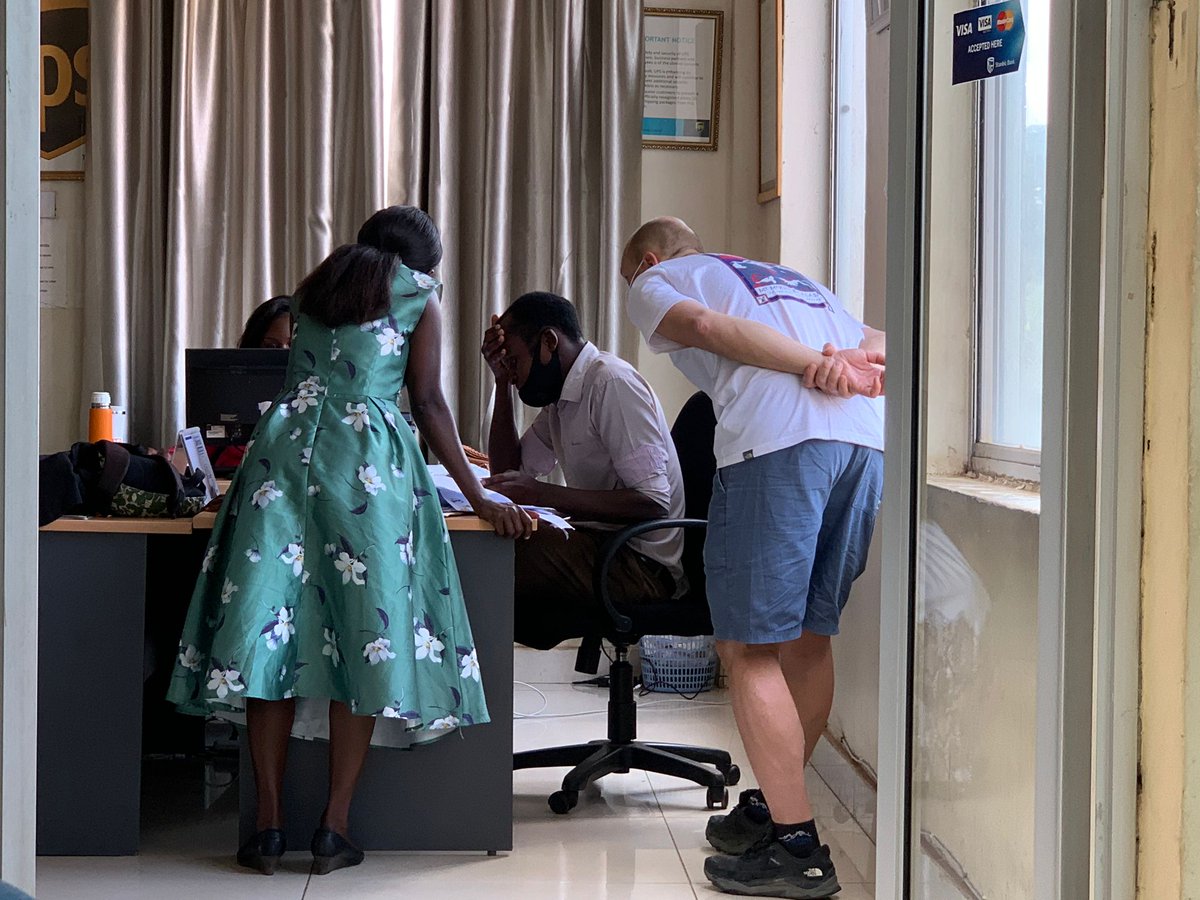EPFL's tweet photo. En Ouganda, l'expédition #VanishingGlaciers de @sber_epfl @epflENAC explore et collecte des échantillons des derniers morceaux de glaciers tropicaux du continent africain #EPFLOutThere https://t.co/KlXJb5Cgg0 https://t.co/ypqYuFBAtF